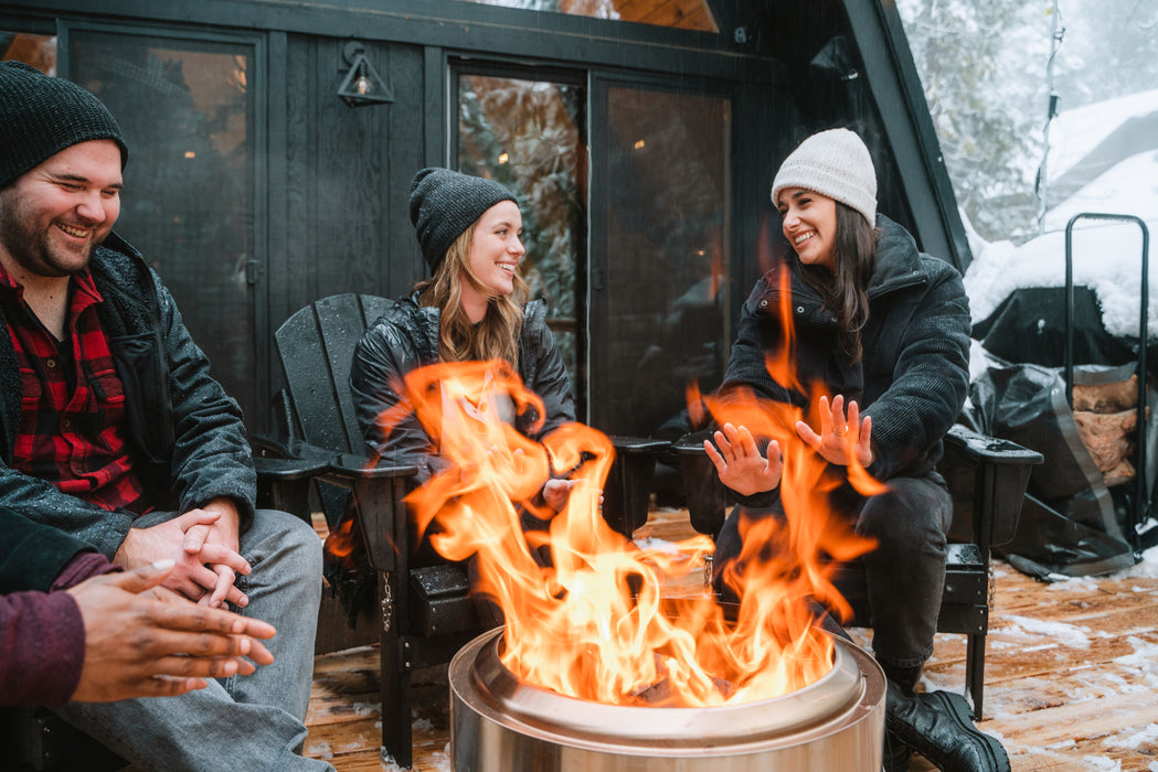 Solo Stove Bonfire 2.0 med lokk på terrassen