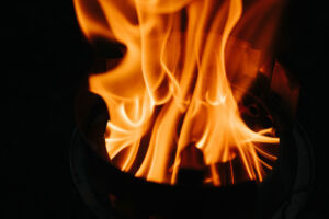 Flammer i stormkjøkkenet Solo Stove Campfire